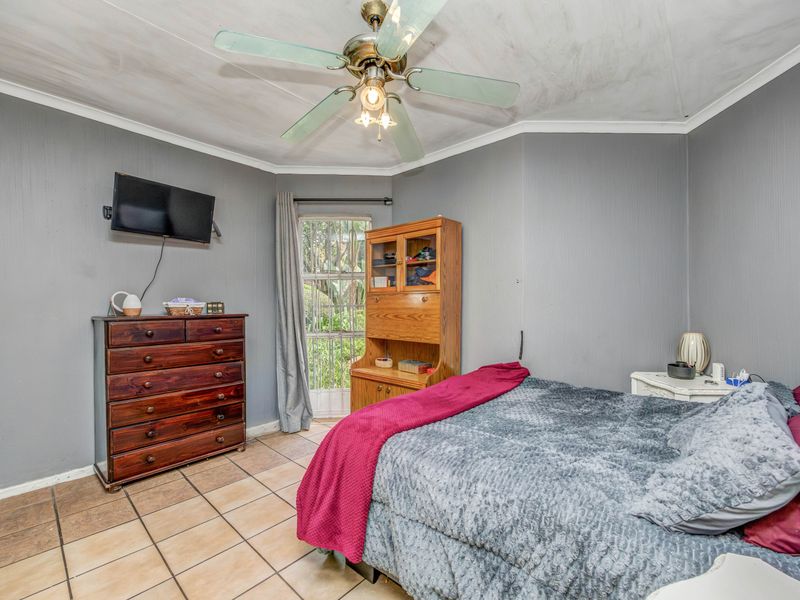 A beautiful  3 bedroom home in Sharonlea perfect for families seeking comfort and convenience! - Photo 8
