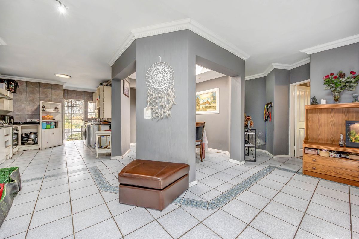 A beautiful  3 bedroom home in Sharonlea perfect for families seeking comfort and convenience! - Photo 3