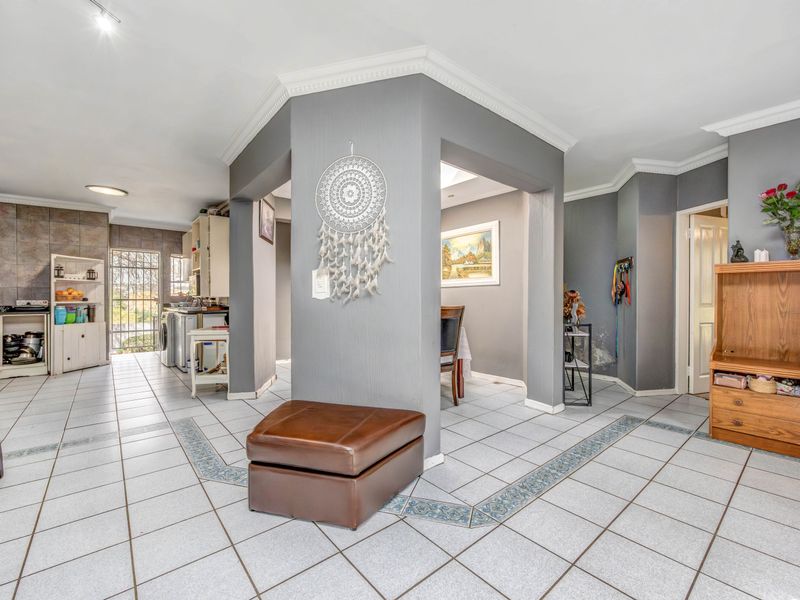 A beautiful  3 bedroom home in Sharonlea perfect for families seeking comfort and convenience! - Photo 3