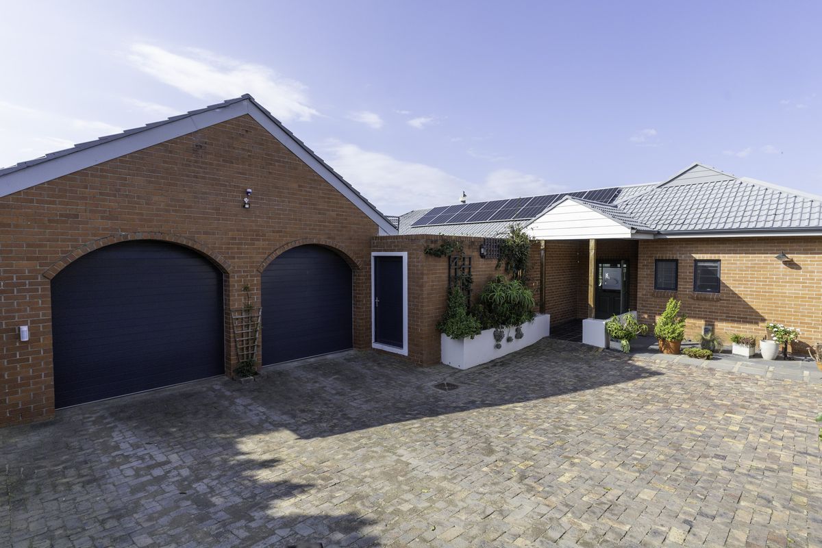 The Perfect Blend of Luxury, Space and Sea Views in Port Alfred - Photo 2