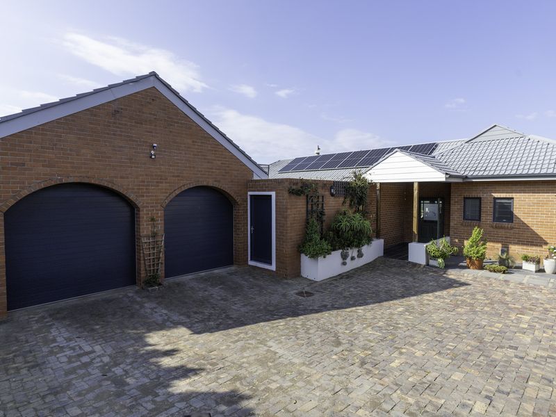 The Perfect Blend of Luxury, Space and Sea Views in Port Alfred - Photo 2
