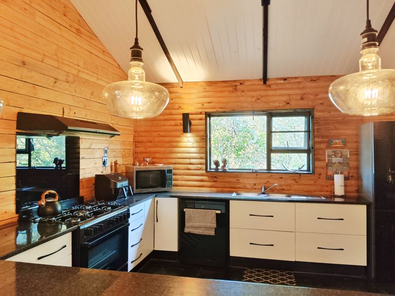 Beautiful Home in the bush! - Photo 7