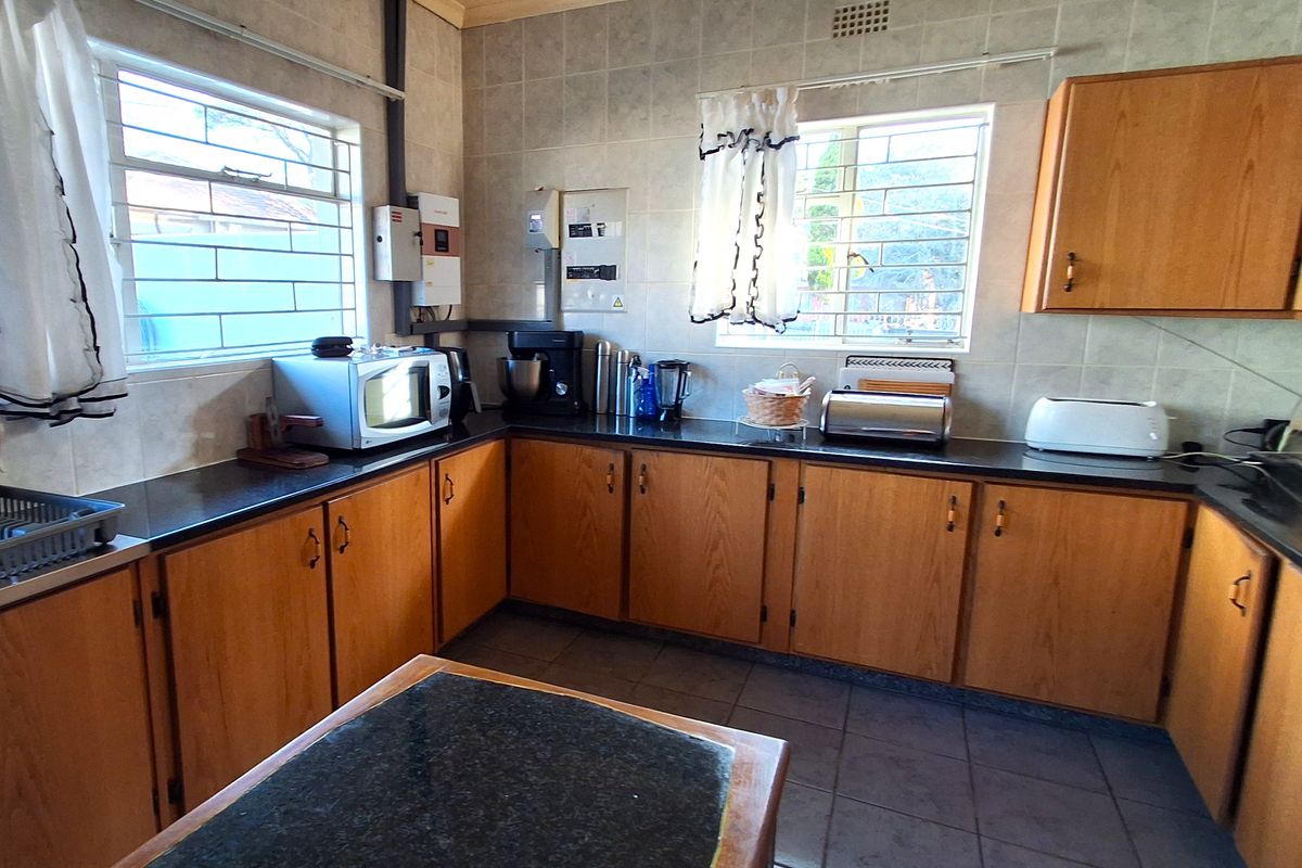 Spacious Family Home on a  1 692m2 Stand – Incredible Value in Protea Park! - Photo 3