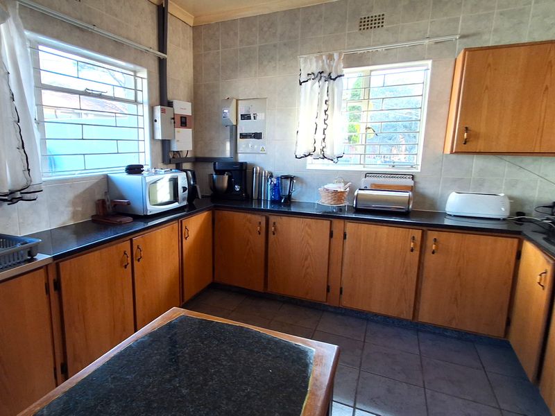 Spacious Family Home on a  1 692m2 Stand – Incredible Value in Protea Park! - Photo 3