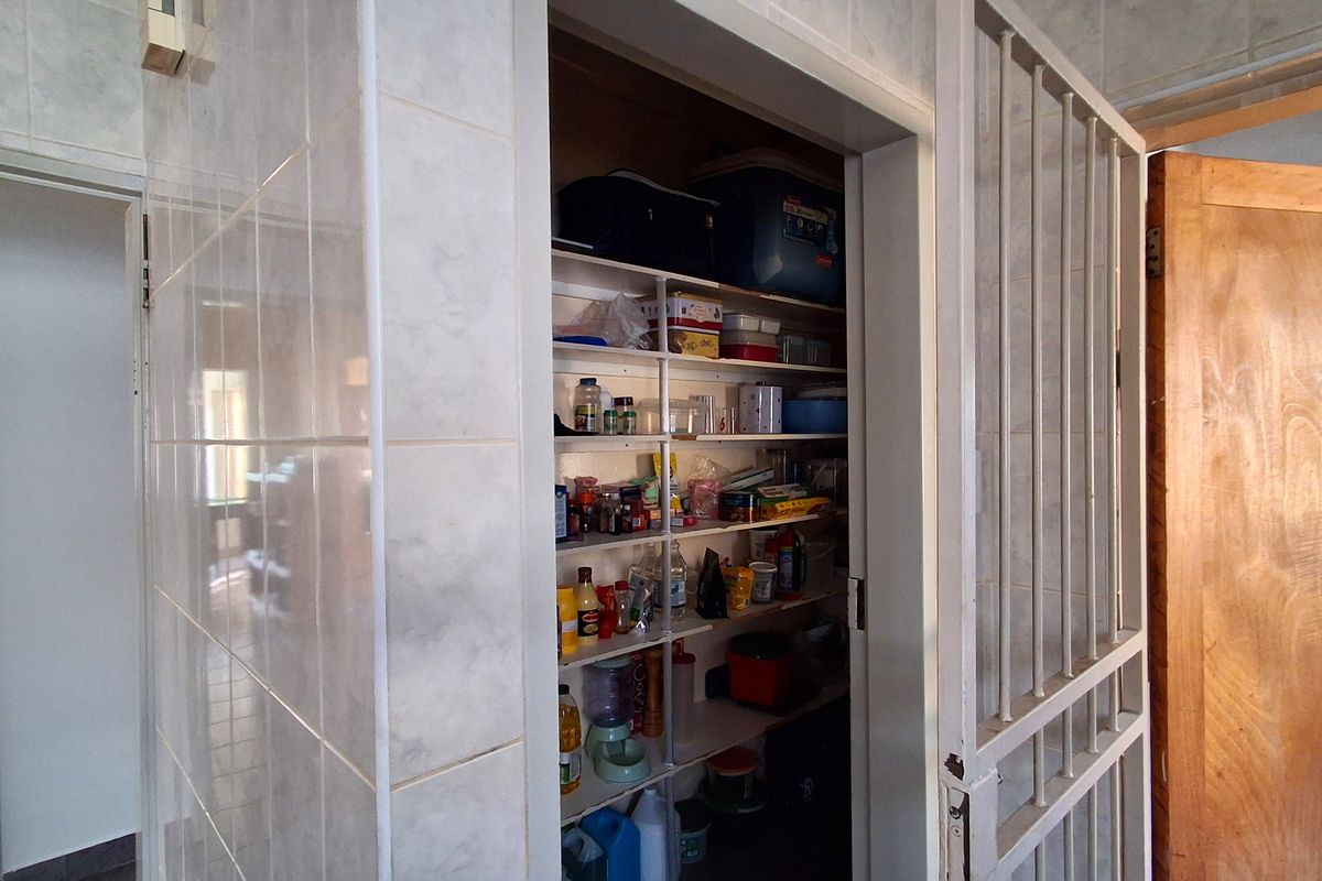Spacious Family Home on a  1 692m2 Stand – Incredible Value in Protea Park! - Photo 5