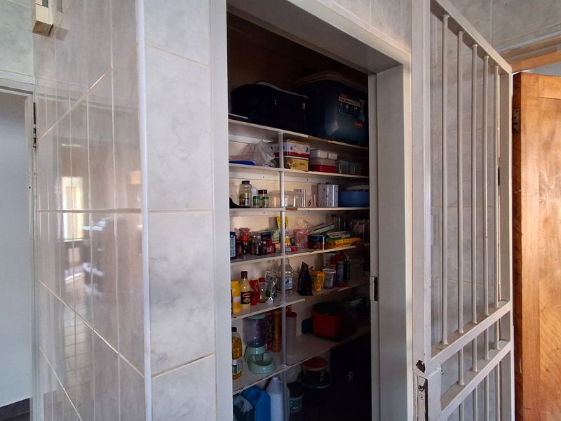 Spacious Family Home on a  1 692m2 Stand – Incredible Value in Protea Park! - Photo 5