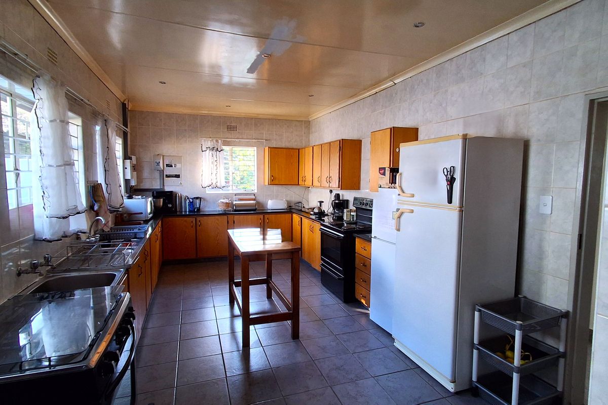 Spacious Family Home on a  1 692m2 Stand – Incredible Value in Protea Park! - Photo 4