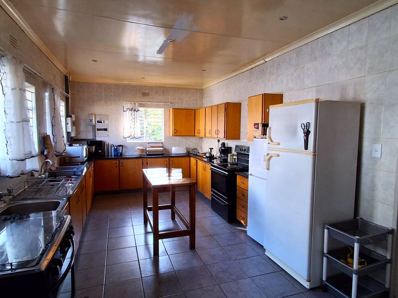 Spacious Family Home on a  1 692m2 Stand – Incredible Value in Protea Park! - Photo 4