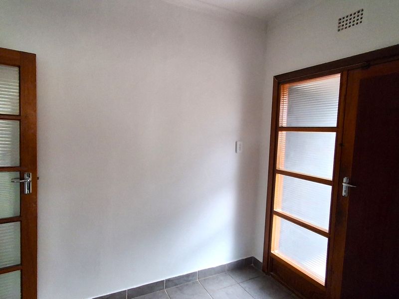 Spacious Family Home on a  1 692m2 Stand – Incredible Value in Protea Park! - Photo 8