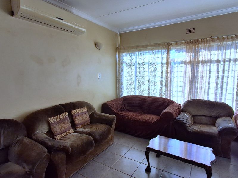 Spacious Family Home on a  1 692m2 Stand – Incredible Value in Protea Park! - Photo 6