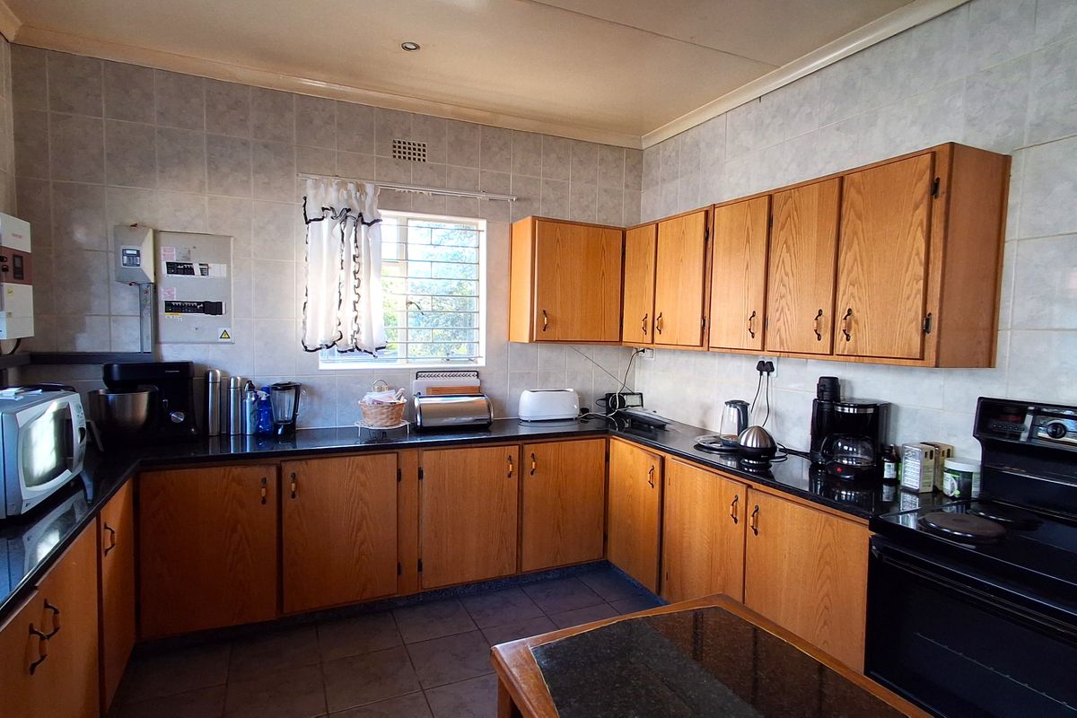 Spacious Family Home on a  1 692m2 Stand – Incredible Value in Protea Park! - Photo 2