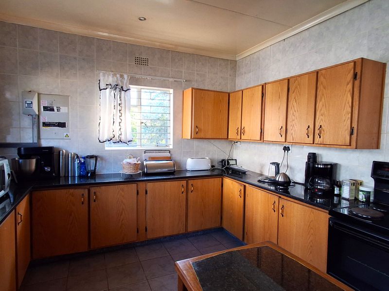Spacious Family Home on a  1 692m2 Stand – Incredible Value in Protea Park! - Photo 2