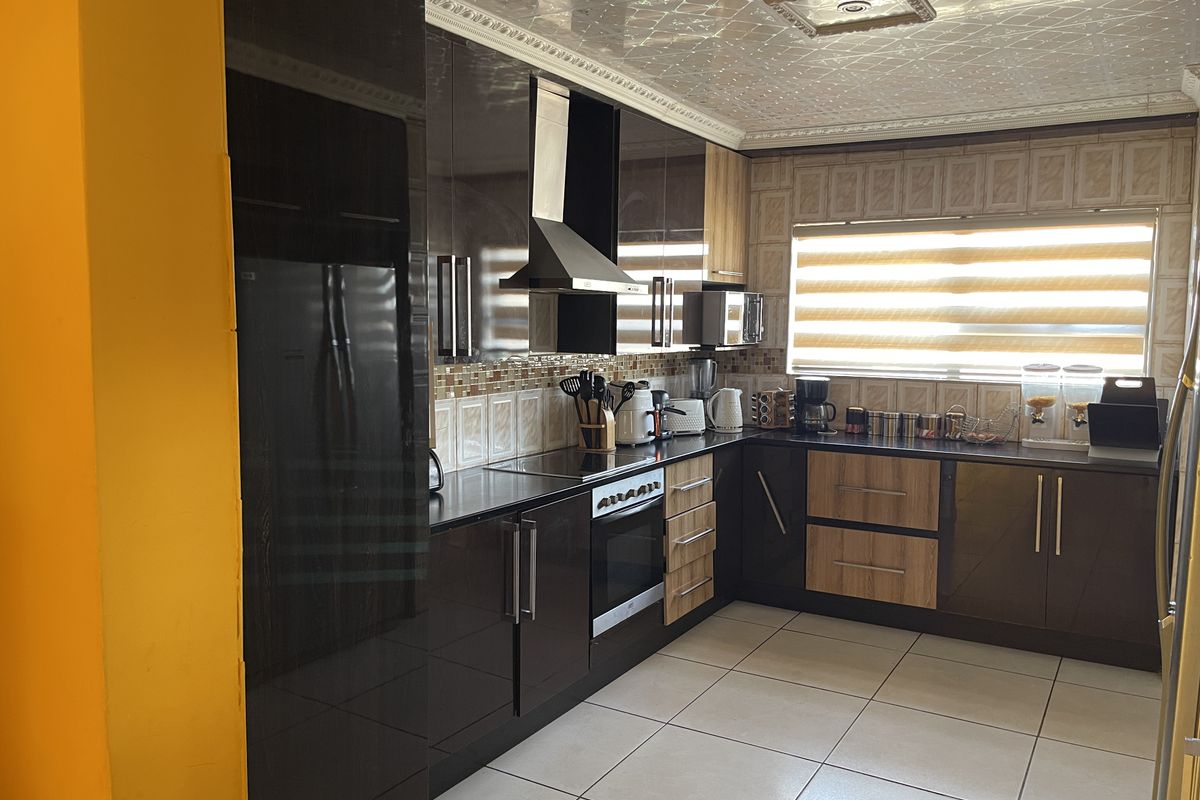 Elegant Double-Storey Masterpiece in Eligwa Estate. - Photo 3