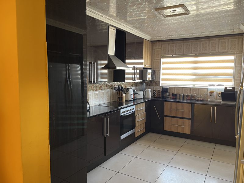 Elegant Double-Storey Masterpiece in Eligwa Estate. - Photo 3