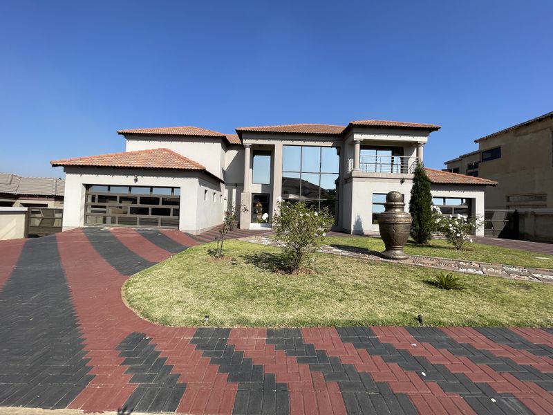 Elegant Double-Storey Masterpiece in Eligwa Estate. - Photo 1