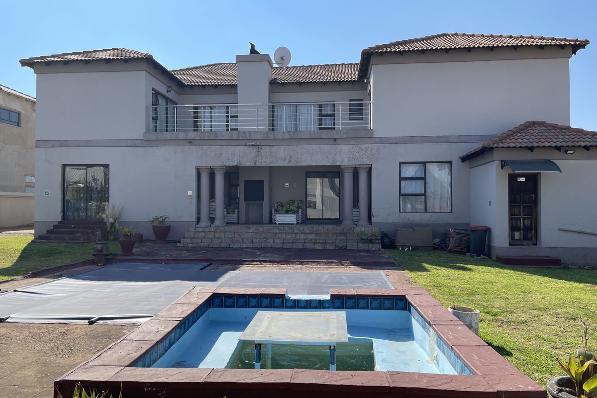 Elegant Double-Storey Masterpiece in Eligwa Estate. - Photo 2