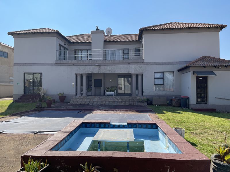 Elegant Double-Storey Masterpiece in Eligwa Estate. - Photo 2