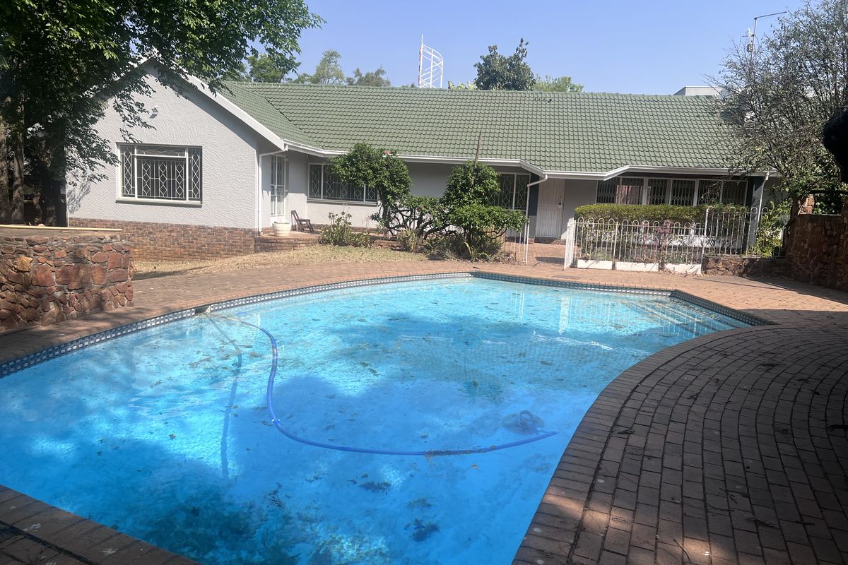 A full residential house with separate office entrance to rent in Lynnwood Glen - Photo 4