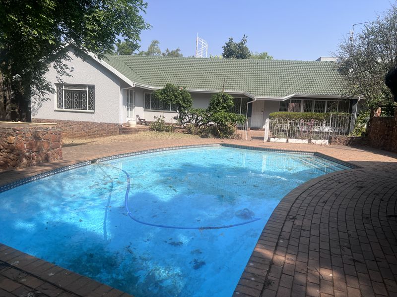 A full residential house with separate office entrance to rent in Lynnwood Glen - Photo 4