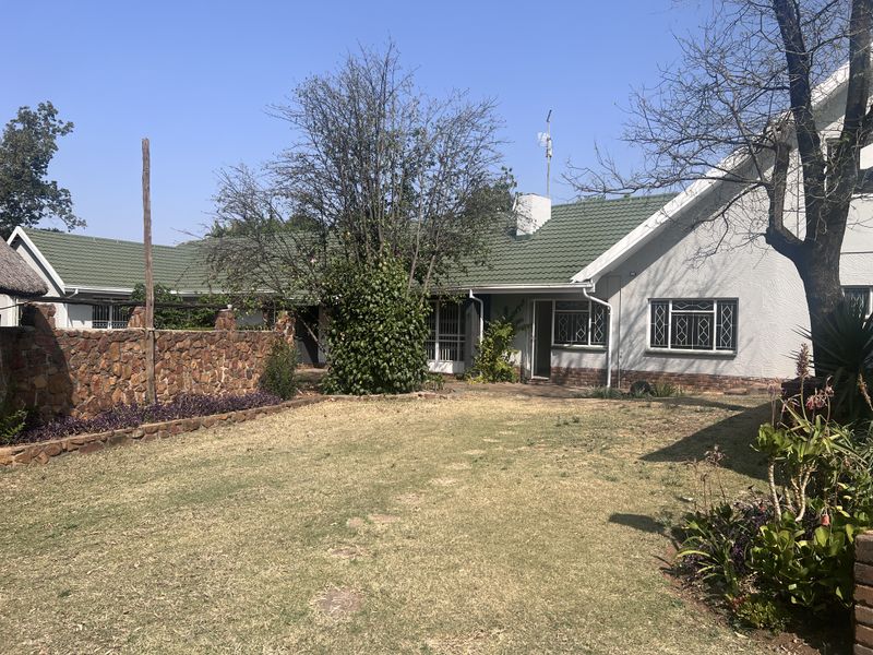 A full residential house with separate office entrance to rent in Lynnwood Glen - Photo 1