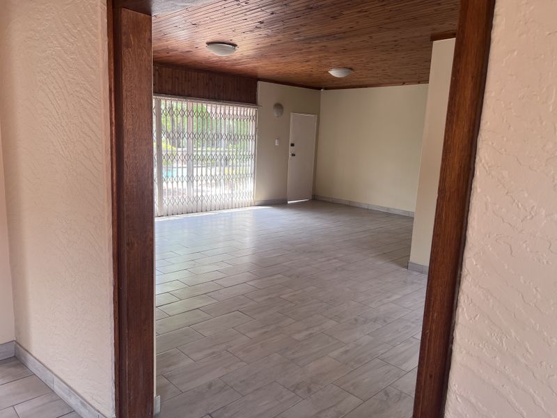 A full residential house with separate office entrance to rent in Lynnwood Glen - Photo 9