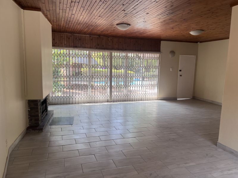 A full residential house with separate office entrance to rent in Lynnwood Glen - Photo 8
