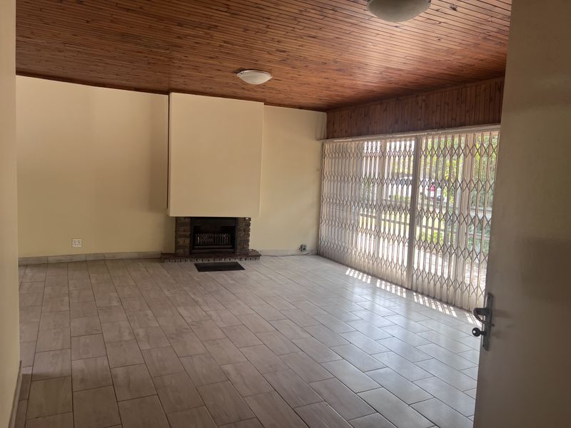 A full residential house with separate office entrance to rent in Lynnwood Glen - Photo 7