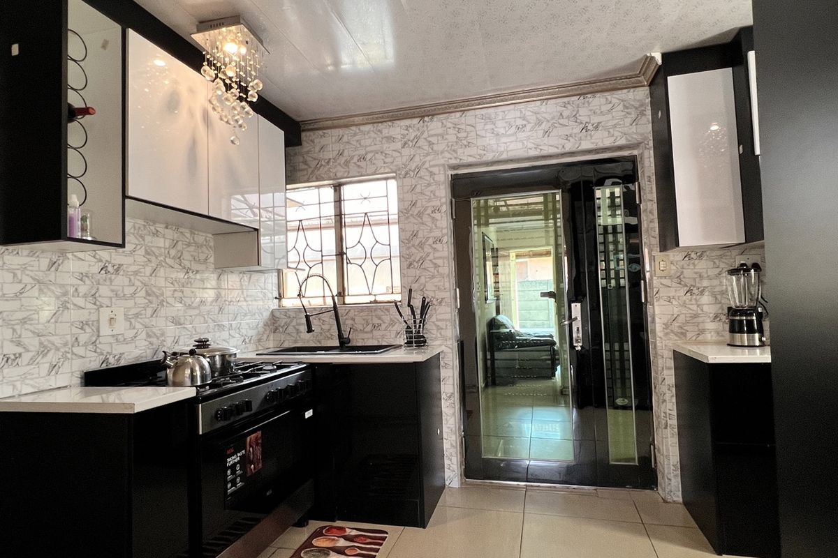 FOR SALE – PERFECT STARTER HOME IN SEBOKENG ZONE 17 - Photo 2