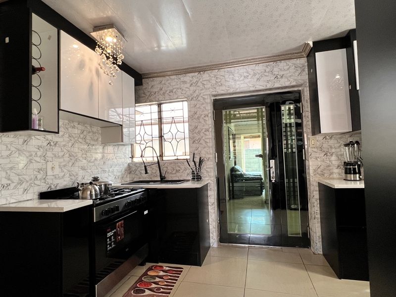FOR SALE – PERFECT STARTER HOME IN SEBOKENG ZONE 17 - Photo 2