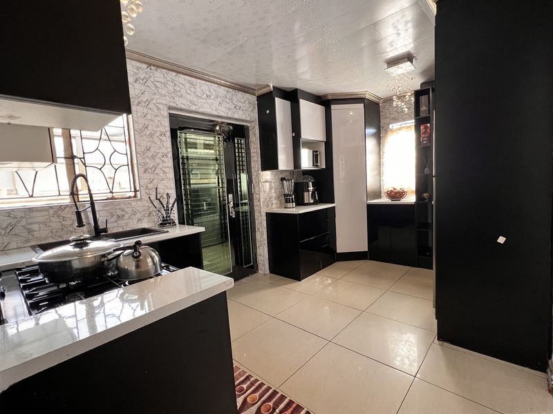 FOR SALE – PERFECT STARTER HOME IN SEBOKENG ZONE 17 - Photo 1