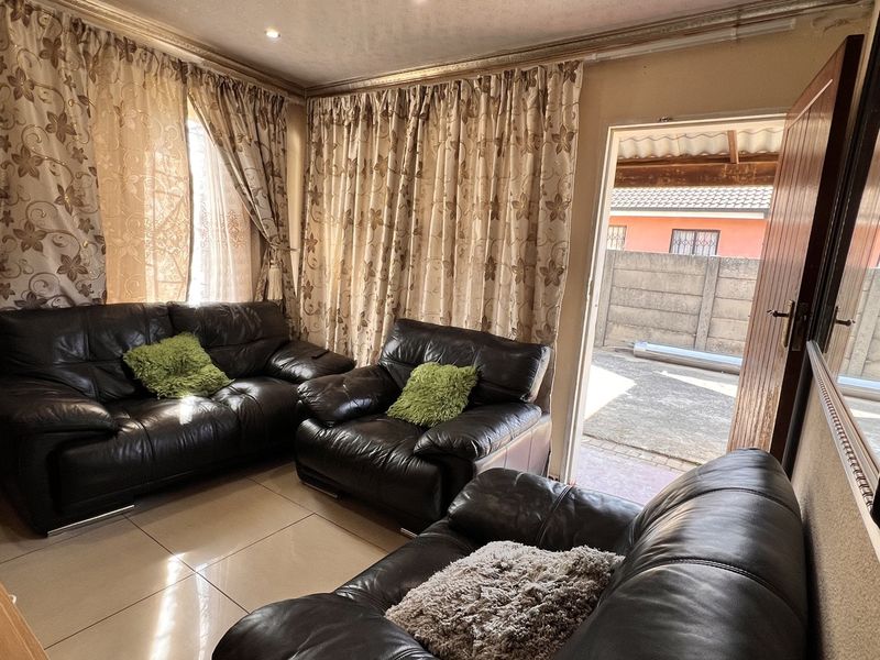 FOR SALE – PERFECT STARTER HOME IN SEBOKENG ZONE 17 - Photo 6