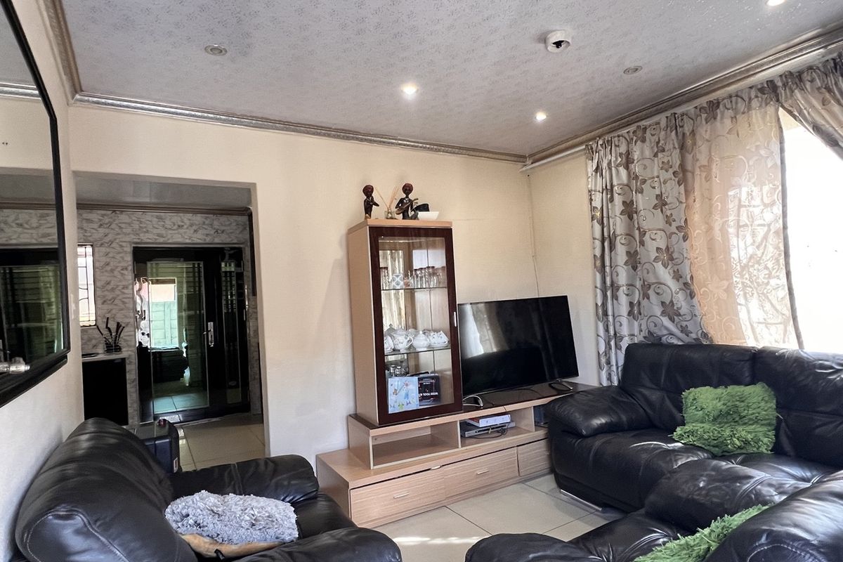 FOR SALE – PERFECT STARTER HOME IN SEBOKENG ZONE 17 - Photo 5