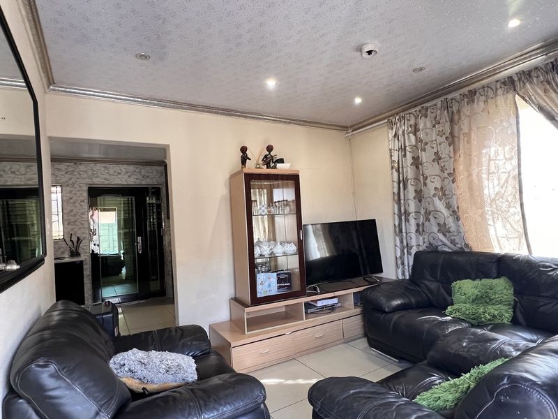FOR SALE – PERFECT STARTER HOME IN SEBOKENG ZONE 17 - Photo 5