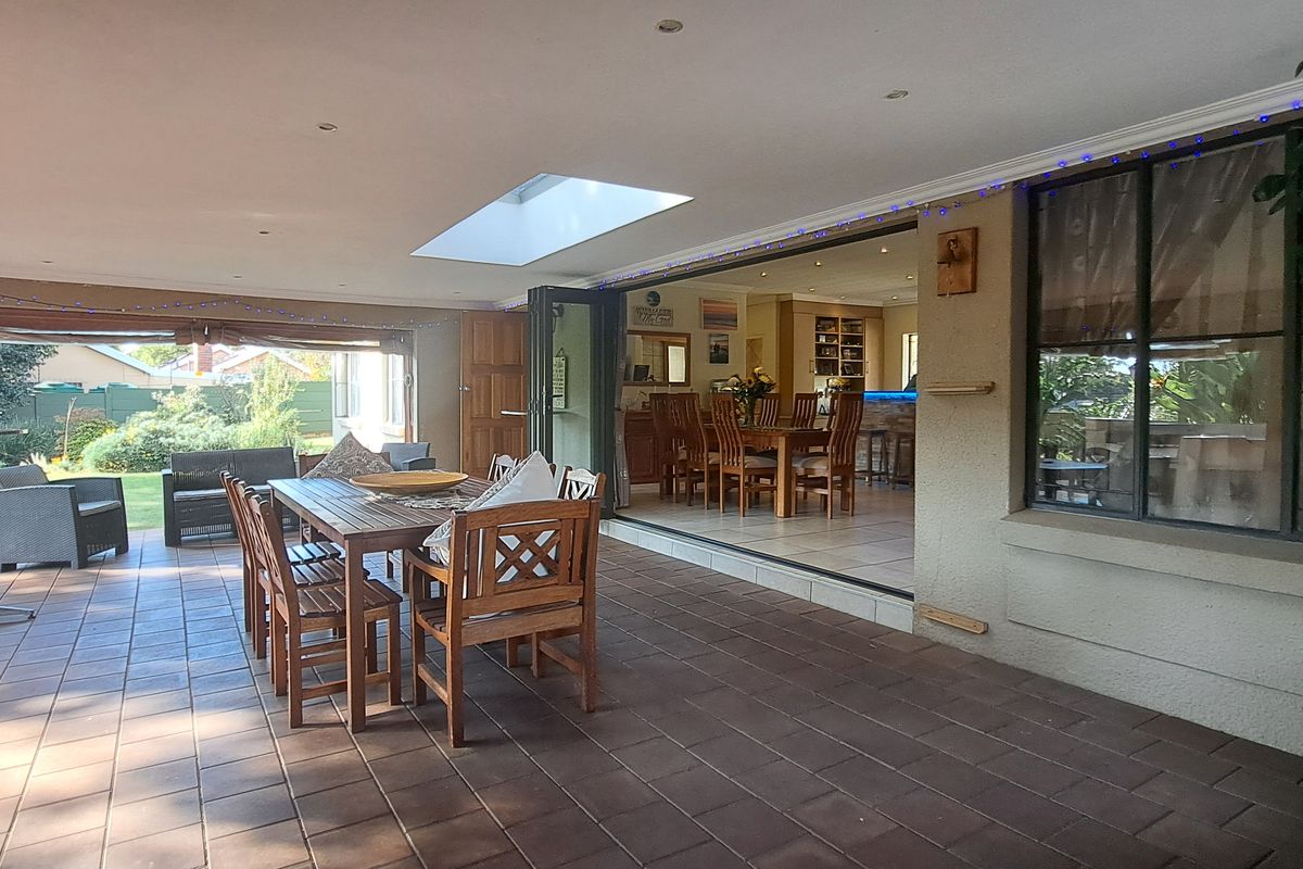 Spacious 3 Bed 2.5 Bath Double Garage Home With Cottage And Entertainment Area - Weltervreden Park - Photo 2