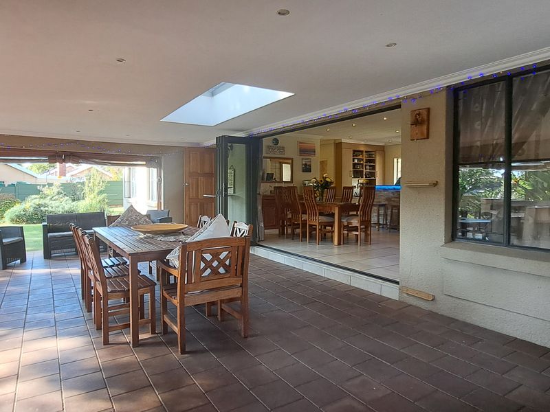 Spacious 3 Bed 2.5 Bath Double Garage Home With Cottage And Entertainment Area - Weltervreden Park - Photo 2