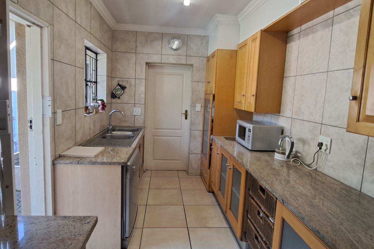 Spacious 3 Bed 2.5 Bath Double Garage Home With Cottage And Entertainment Area - Weltervreden Park - Photo 4