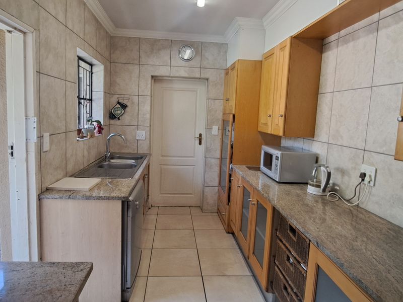 Spacious 3 Bed 2.5 Bath Double Garage Home With Cottage And Entertainment Area - Weltervreden Park - Photo 4