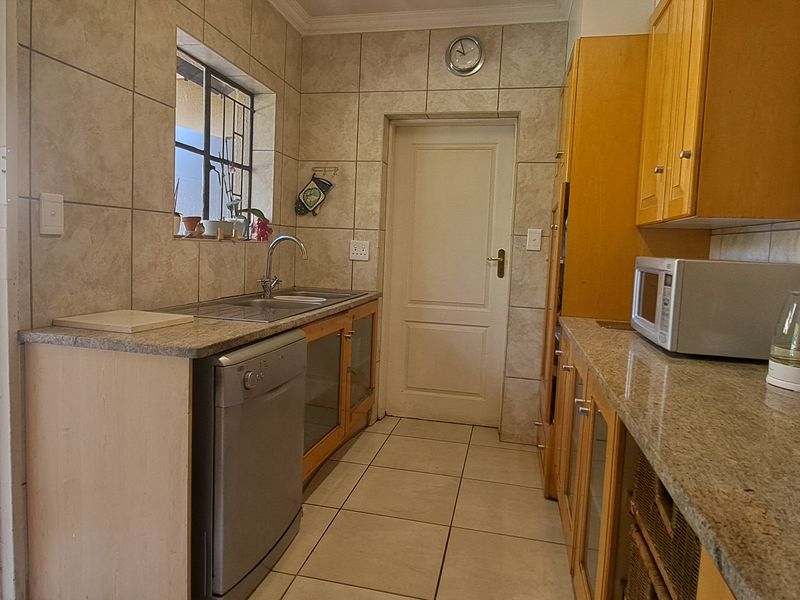 Spacious 3 Bed 2.5 Bath Double Garage Home With Cottage And Entertainment Area - Weltervreden Park - Photo 10