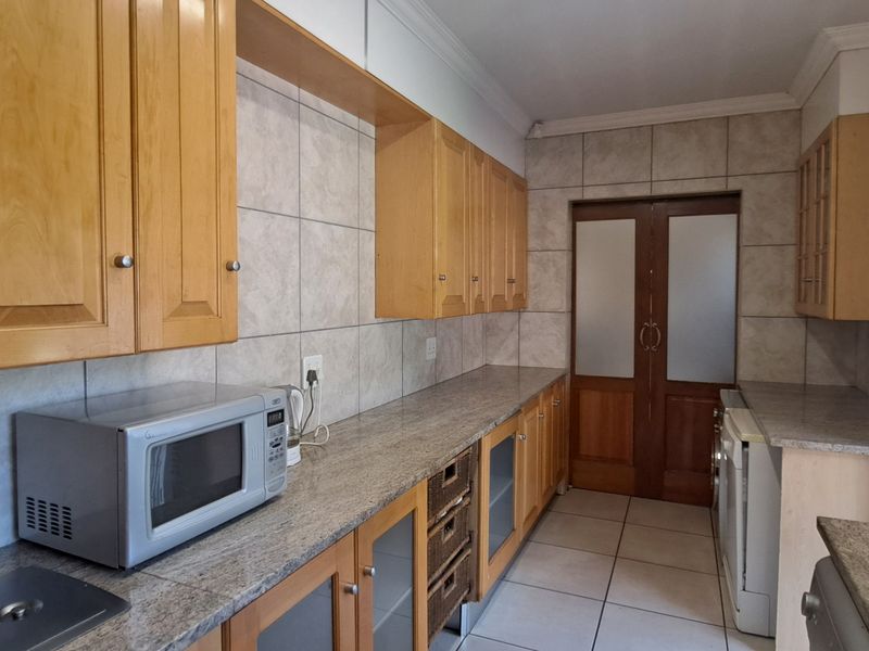 Spacious 3 Bed 2.5 Bath Double Garage Home With Cottage And Entertainment Area - Weltervreden Park - Photo 8