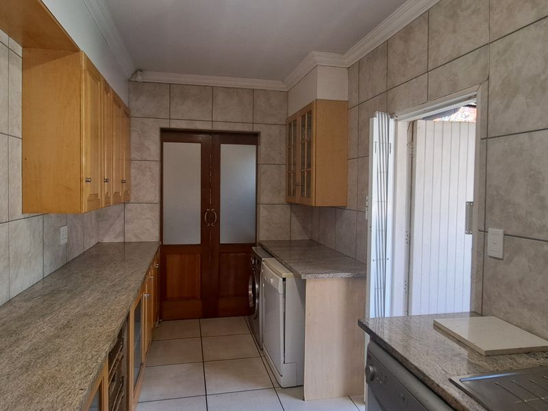 Spacious 3 Bed 2.5 Bath Double Garage Home With Cottage And Entertainment Area - Weltervreden Park - Photo 9