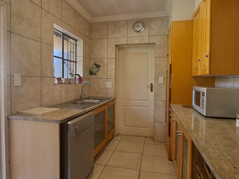 Spacious 3 Bed 2.5 Bath Double Garage Home With Cottage And Entertainment Area - Weltervreden Park - Photo 7