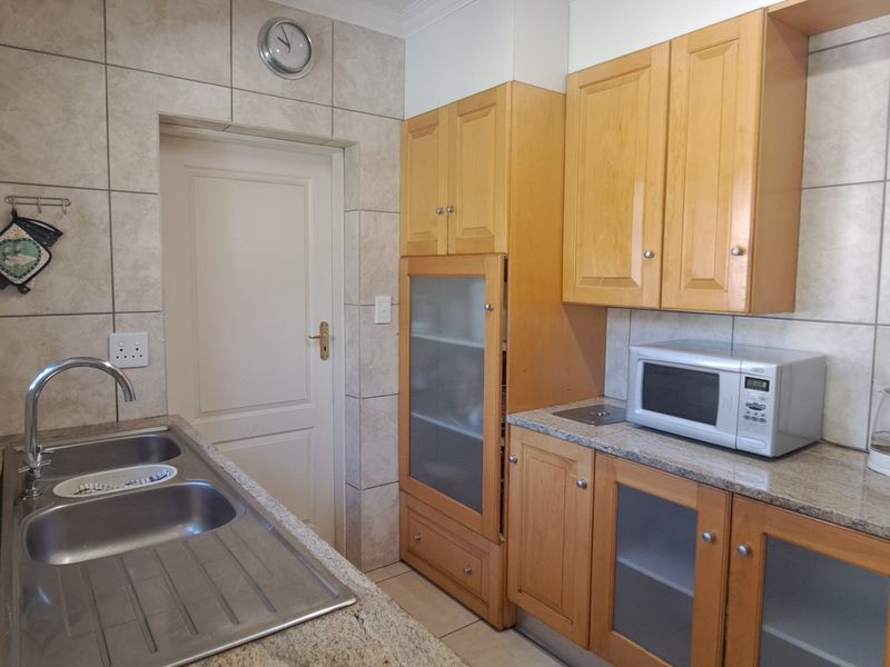 Spacious 3 Bed 2.5 Bath Double Garage Home With Cottage And Entertainment Area - Weltervreden Park - Photo 6