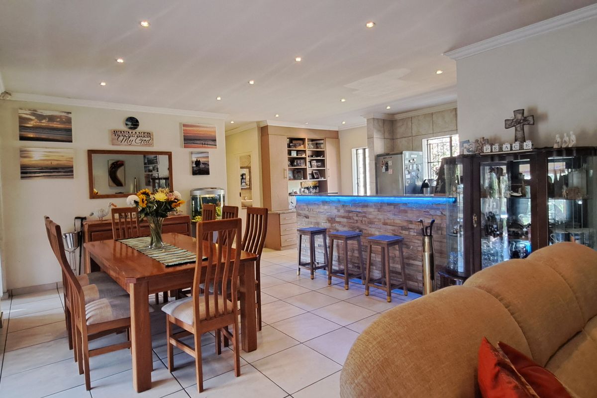 Spacious 3 Bed 2.5 Bath Double Garage Home With Cottage And Entertainment Area - Weltervreden Park - Photo 3