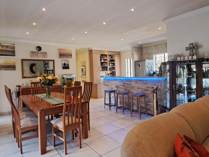 Spacious 3 Bed 2.5 Bath Double Garage Home With Cottage And Entertainment Area - Weltervreden Park - Photo 3