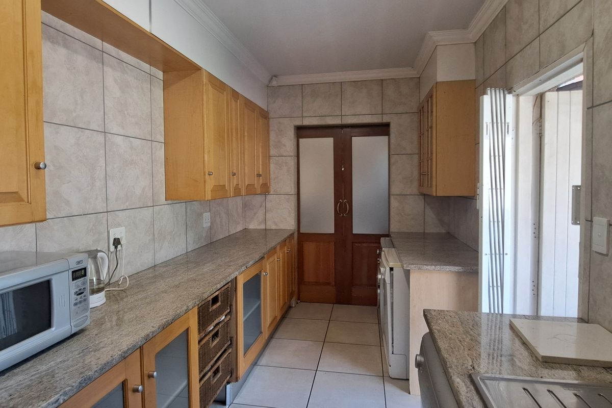 Spacious 3 Bed 2.5 Bath Double Garage Home With Cottage And Entertainment Area - Weltervreden Park - Photo 5