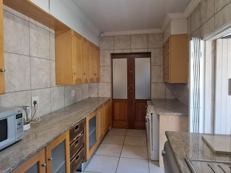 Spacious 3 Bed 2.5 Bath Double Garage Home With Cottage And Entertainment Area - Weltervreden Park - Photo 5