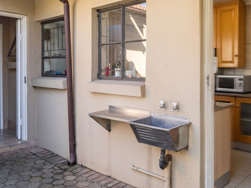 Spacious 3 Bed 2.5 Bath Double Garage Home With Cottage And Entertainment Area - Weltervreden Park - Photo 5