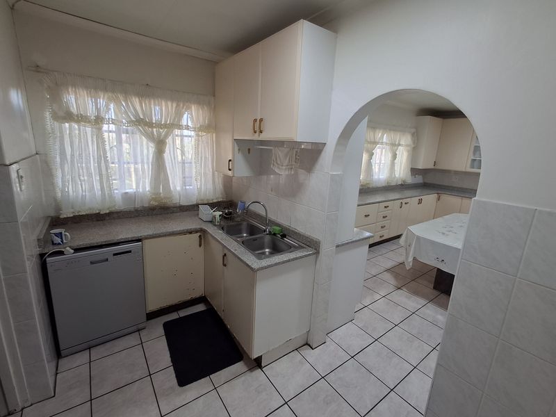 Exceptional 3 bedroom home with Pool and huge Lapa - Photo 5