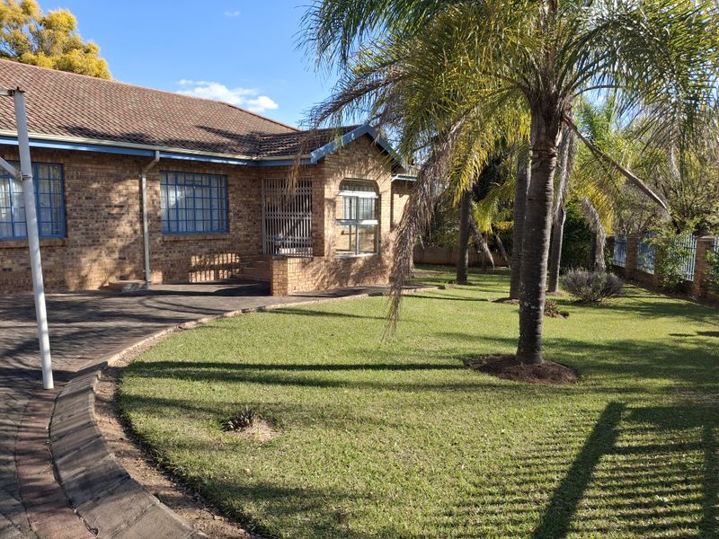 Exceptional 3 bedroom home with Pool and huge Lapa - Photo 3