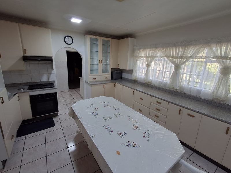 Exceptional 3 bedroom home with Pool and huge Lapa - Photo 8